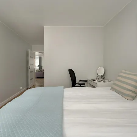 Jasny Z 2 Balkonami Partynice By Renters Apartamento