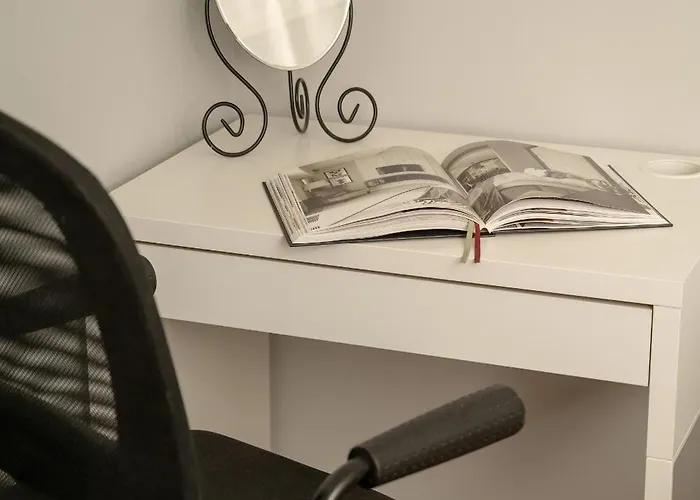 Apartament Jasny Z 2 Balkonami Partynice By Renters *