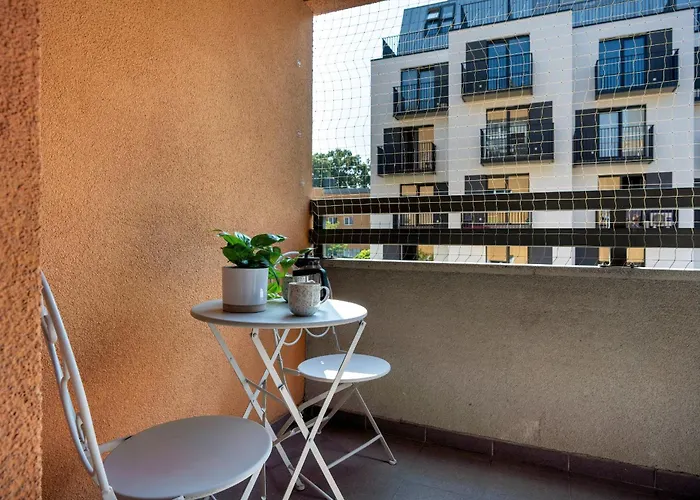 Apartament Jasny Z 2 Balkonami Partynice By Renters *