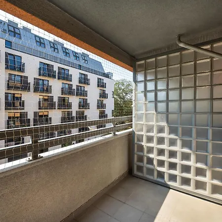 Jasny Z 2 Balkonami Partynice By Renters Appartamento